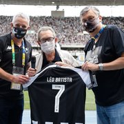 Léo Batista narra escalação do Botafogo no Nilton Santos e ganha camisa autografada