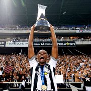 Vice do Botafogo explica aumento para Kanu: 'Cumpriu metas, individuais e coletivas, como o acesso'