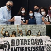 'Botafogo Antifascista' é convidado para debater bem-estar das mulheres no Nilton Santos, tira foto com faixa no estádio e revolta ex-presidente