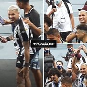Torcida do Botafogo pede para Navarro ficar, e atacante saúda alvinegros mostrando tatuagem na festa do título da Série B no Nilton Santos