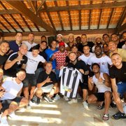 Com show de cantor botafoguense, elenco do Botafogo confraterniza após título
