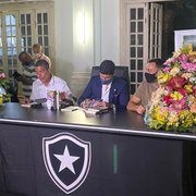 Loco Abreu lança livro, lota sede do Botafogo e revela conversas com presidente por retorno