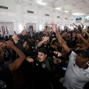 John Textor se impressiona com festa da torcida do Botafogo: 'Ainda não consigo acreditar que isso aconteceu'