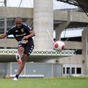 Após ser afastado com suspeita de problema cardíaco, Vitor Marinho realiza exames e volta a treinar no Botafogo