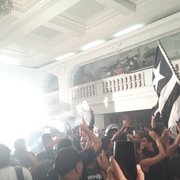 Torcida do Botafogo ocupa sede e faz muita festa após aprovação da venda da SAF a John Textor pelos conselheiros