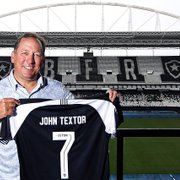 Venda da SAF para John Textor faz marca do Botafogo ser ainda mais internacionalizada; direitos de TV para o exterior podem entrar em pauta