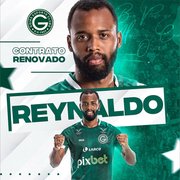 Alvo de sondagem do Botafogo, zagueiro Reynaldo renova contrato com o Goiás