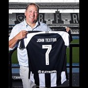 Botafogo divulga primeiras fotos de investidor com a camisa 7: ‘John Textor é FOGO’