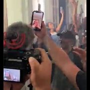 John Textor acompanha pelo celular festa da torcida do Botafogo na sede após aprovação da venda da SAF