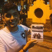 Torcedor do Botafogo que viralizou ao oferecer R$ 20 para John Textor leva ‘Football Manager’ para ex-dirigentes jogarem