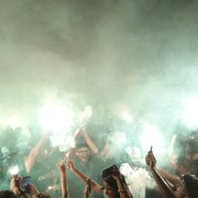 VÍDEOS: Torcida do Botafogo transforma sede em arquibancada com festa espetacular em dia de votação da venda da SAF