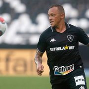 Botafogo acerta renovação de contrato do lateral-esquerdo Carlinhos até novembro