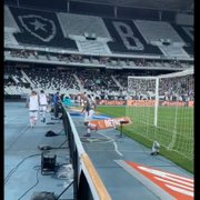 Felipe Melo, do Fluminense, mostra respeito e salta para não pisar em escudo do Botafogo