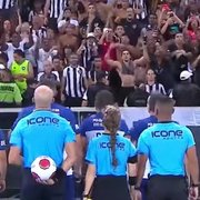 Organizadas do Botafogo são punidas por 90 dias por arremesso de objetos da torcida em árbitros em clássico com Flamengo