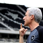 Por visto de trabalho, Luís Castro não comandará Botafogo no gramado contra o Corinthians