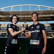 ‘Novo Cavani’ e ‘Novo Ronaldo’: Botafogo divulga foto de Matheus Nascimento recebendo reforço Dylan Talero