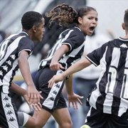 Giovanna Waksman faz  gol pelo Botafogo contra o Flamengo no sub-13 e comemora à la El Toro