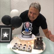 John Textor, do Botafogo, vira tema de festa de aniversário surpresa e viraliza