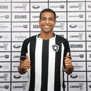 Com novo uniforme provisório do Botafogo, Victor Sá se apresenta: ‘Serão anos de sucesso para a gente’