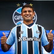 Elkeson se apresenta ao Grêmio e revela ter recusado propostas de rivais do Botafogo ‘por respeito’ ao Glorioso