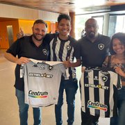 Após dano em celular, Botafogo promete pagar conserto, dá camisa e leva torcedor para conhecer time em hotel
