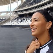 VÍDEO: Esposa de Tchê Tchê conhece Estádio Nilton Santos e crê que ida para o Botafogo &#8216;passa muito&#8217; pelo filho