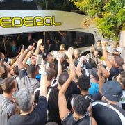 Botafogo é recebido em Brasília com muita festa da torcida na porta do hotel