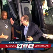 John Textor chega ao Estádio Nilton Santos no ônibus com o time do Botafogo