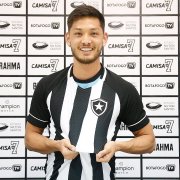 Luís Oyama é apresentado novamente no Botafogo: &#8216;Estou muito feliz. Quero fazer história nesse clube&#8217;