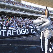 Cuidado, cão feroz! Nova mascote, Bira recebe jogadores do Botafogo no Estádio Nilton Santos