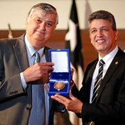 Representado pelo presidente Durcesio Mello, Botafogo recebe Medalha Tiradentes em General Severiano