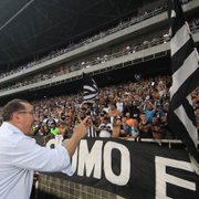 John Textor chega ao Brasil e irá no Nilton Santos domingo para ver Botafogo x Fluminense