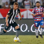 Lucas Fernandes deixa Estádio Nilton Santos usando bota ortopédica após Botafogo x Fortaleza