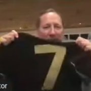 Novo uniforme? Em live, John Textor mostra camisa preta do Botafogo com número dourado