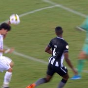 PC Oliveira cobra pênalti e expulsão de Douglas Borges, do Botafogo, mas jogador do Ceilândia tocou com a mão antes