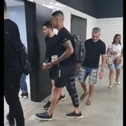 Philipe Sampaio sofre trauma no joelho, sai de bota ortopédica e será reavaliado no Botafogo