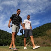 Irmão gêmeo de Rafael, Fábio visita treino do Botafogo e empolga torcida