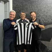 Botafogo presenteia roupeiro e fundador do Ceilândia, torcedor do Glorioso, com camisa após duelo pela Copa do Brasil