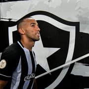 Marçal treina no campo, mas presença em Botafogo x Atlético-GO ainda é incerta
