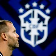 Comentarista exalta Joel Carli no Botafogo: &#8216;É incrível o tempo de bola, se transforma num ser soberano dentro da área&#8217;