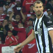 Comentarista causa polêmica e discordância geral em programa ao pedir barração de Joel Carli no Botafogo: 'Acho um absurdo ele ser titular'