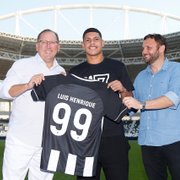 Luis Henrique recebe camisa 99 do Botafogo de John Textor e é apresentado: 'Espero deixar o agradecimento em campo, em forma de futebol'