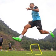 Victor Sá treina sem problemas e pode voltar ao Botafogo diante do Ceará