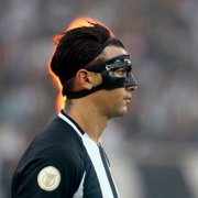Médico do Botafogo recorda pergunta de Cuesta sobre atuar logo após cirurgia na face: ‘Qual é o risco de vida se eu for para o jogo?’