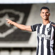 Danilo Barbosa é apresentado como reforço no Botafogo e se emociona ao lembrar perda de filha: 'Quero voltar a jogar futebol com alegria'