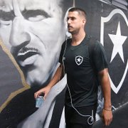 Com Eduardo suspenso, Gabriel Pires pode ter primeira chance como titular no Botafogo