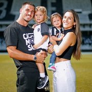 Esposa de Gabriel Pires lembra 'invasão' de botafoguenses em seu Instagram e celebra 'grata surpresa' com acerto com Botafogo