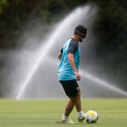 De máscara, Rafael treina com bola e se aproxima de retorno no Botafogo