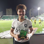Soberano, Adryelson é eleito pela Globo o craque do jogo em Goiás x Botafogo: ‘Esse troféu significa muito para mim’