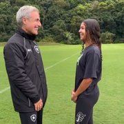 Giovanna aproveita visita a treino: 'Obrigado, Botafogo, pela honra, e Luís Castro, pela conversa e ensinamentos'